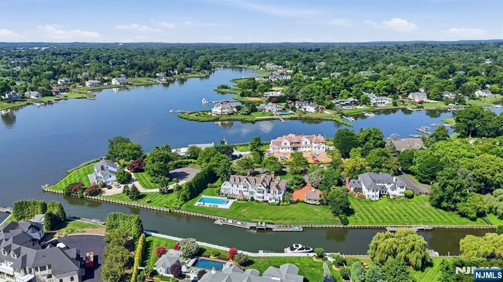 13 Rivers Edge Drive Rumson, NJ 07760