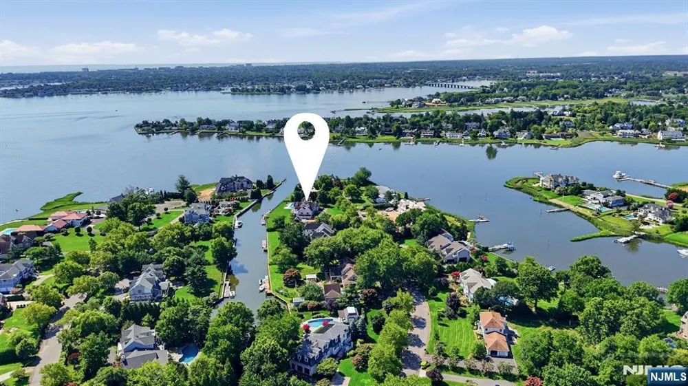 13 Rivers Edge Drive Rumson, NJ 07760