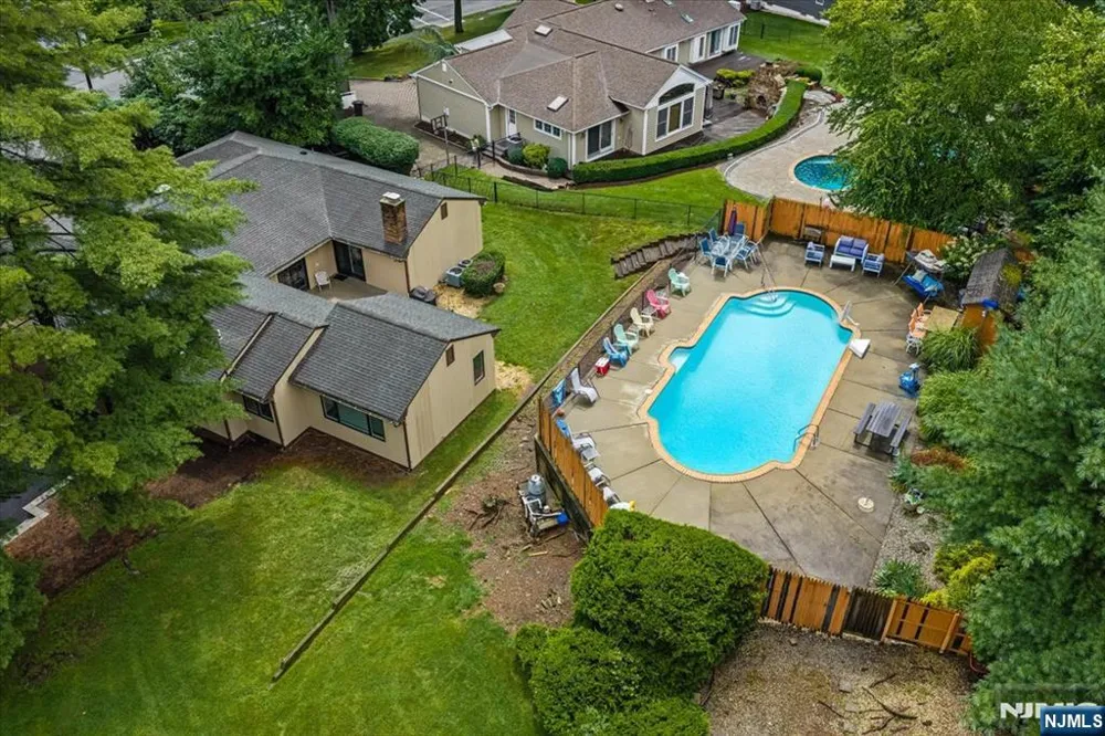 25 N Hillside Avenue Livingston, NJ 07039