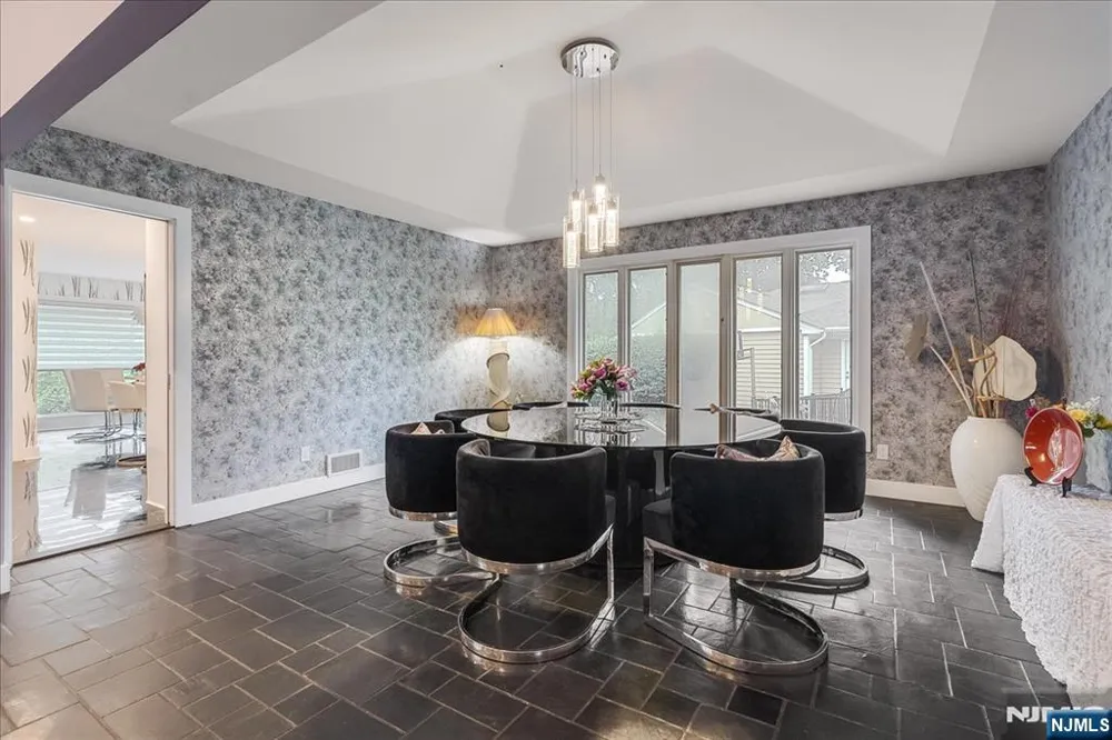 25 N Hillside Avenue Livingston, NJ 07039