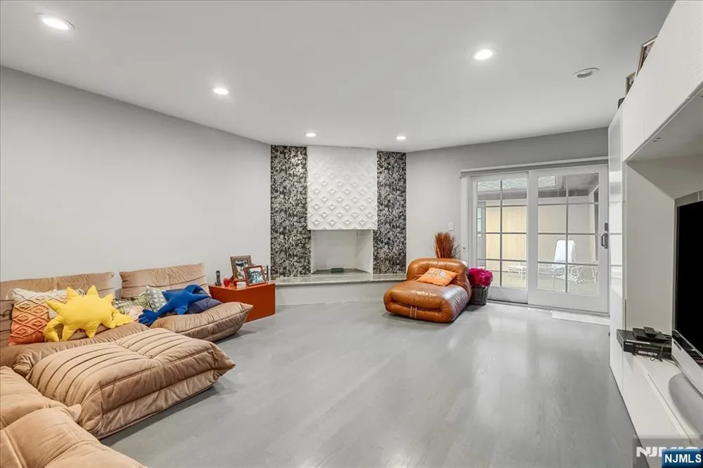 25 N Hillside Avenue Livingston, NJ 07039
