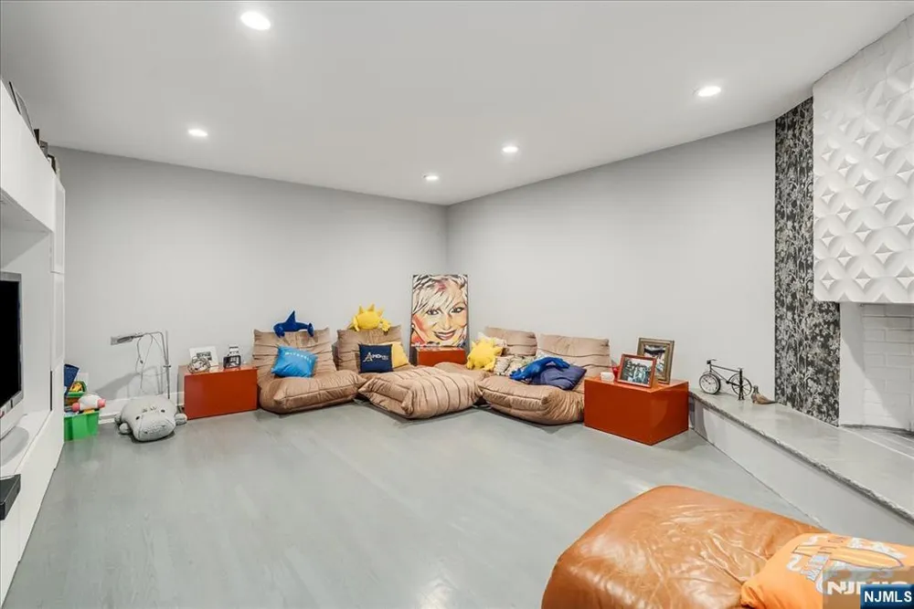25 N Hillside Avenue Livingston, NJ 07039