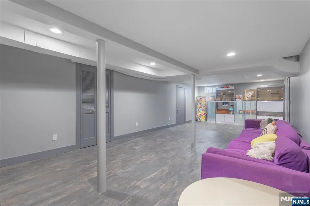 25 N Hillside Avenue Livingston, NJ 07039