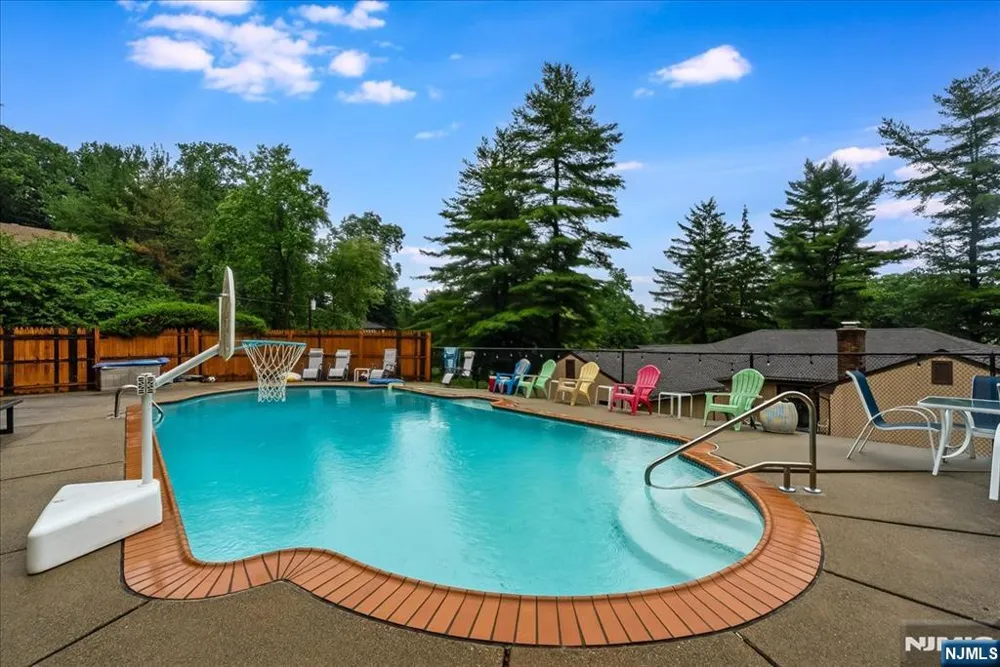 25 N Hillside Avenue Livingston, NJ 07039