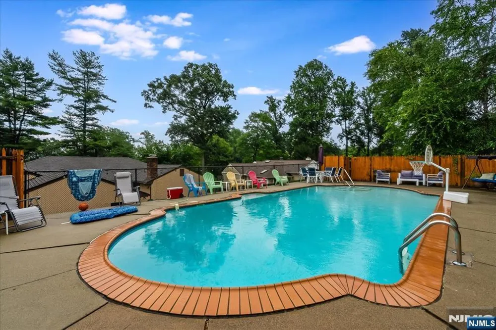 25 N Hillside Avenue Livingston, NJ 07039