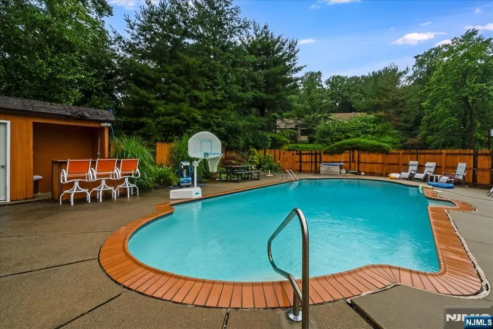 25 N Hillside Avenue Livingston, NJ 07039