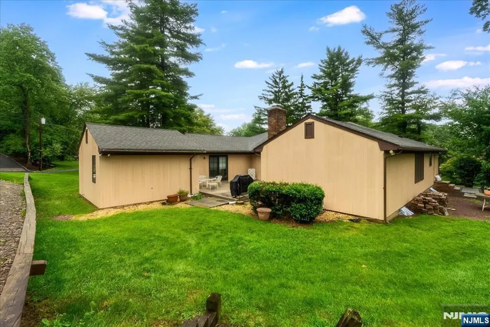 25 N Hillside Avenue Livingston, NJ 07039