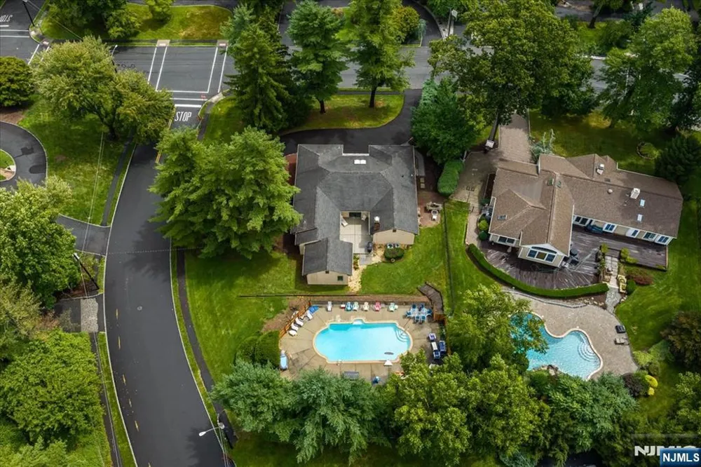25 N Hillside Avenue Livingston, NJ 07039