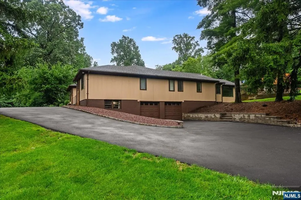 25 N Hillside Avenue Livingston, NJ 07039