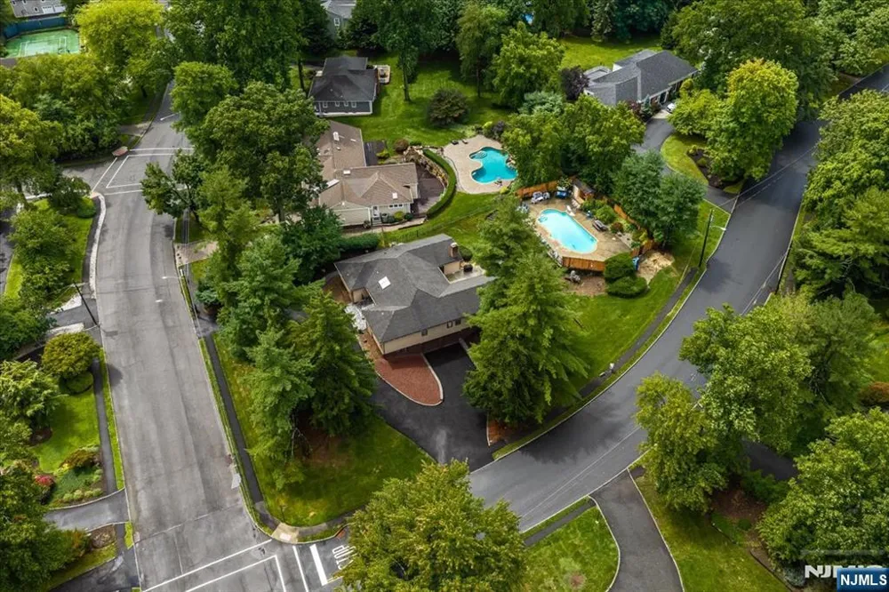 25 N Hillside Avenue Livingston, NJ 07039