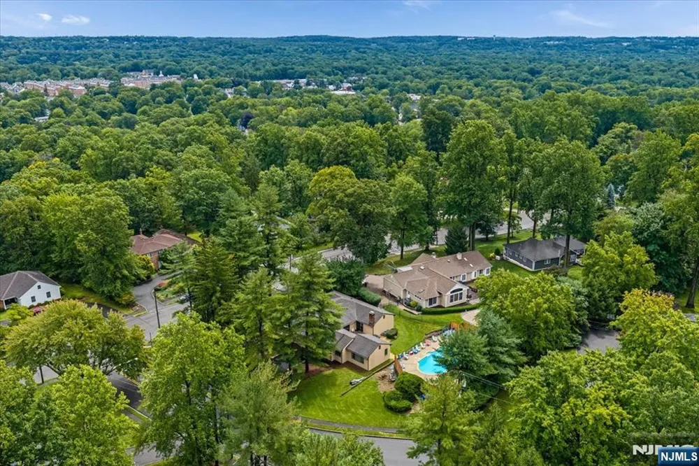 25 N Hillside Avenue Livingston, NJ 07039