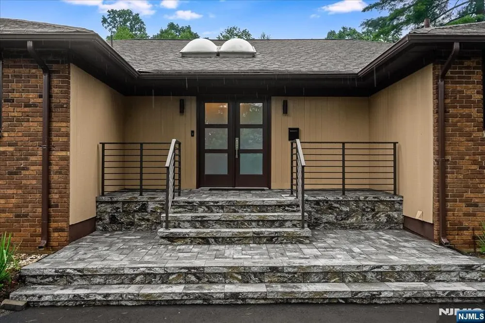25 N Hillside Avenue Livingston, NJ 07039