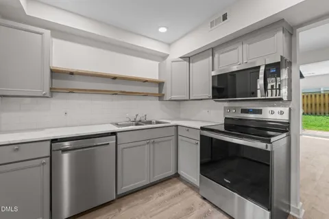 220 Elizabeth Street #Apt E4
