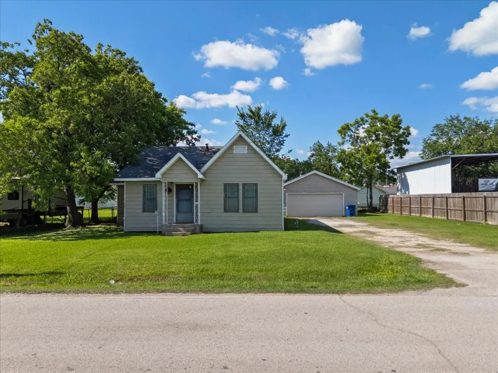104 Avenue E Highlands, TX 77562