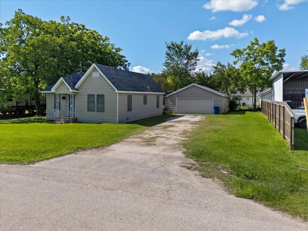 104 Avenue E Highlands, TX 77562