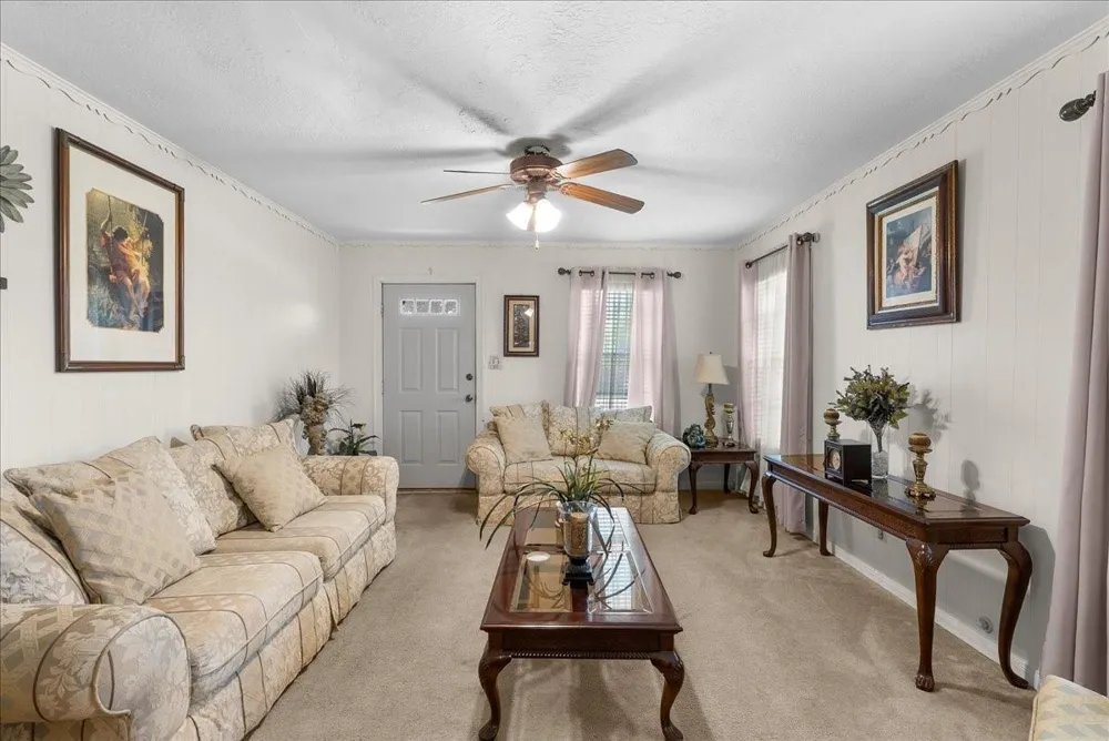 104 Avenue E Highlands, TX 77562