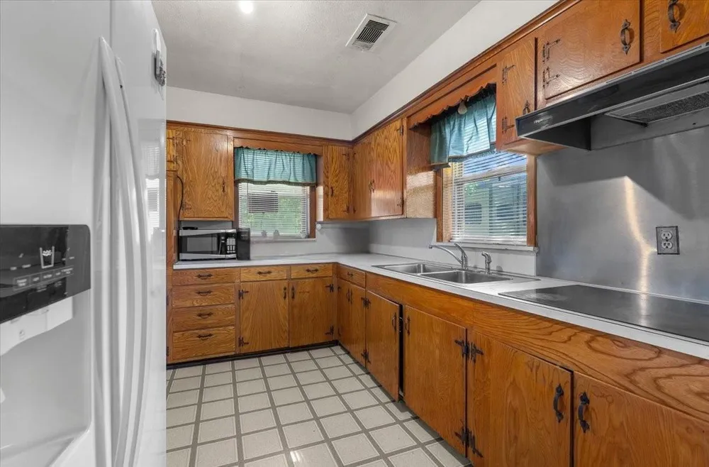 104 Avenue E Highlands, TX 77562