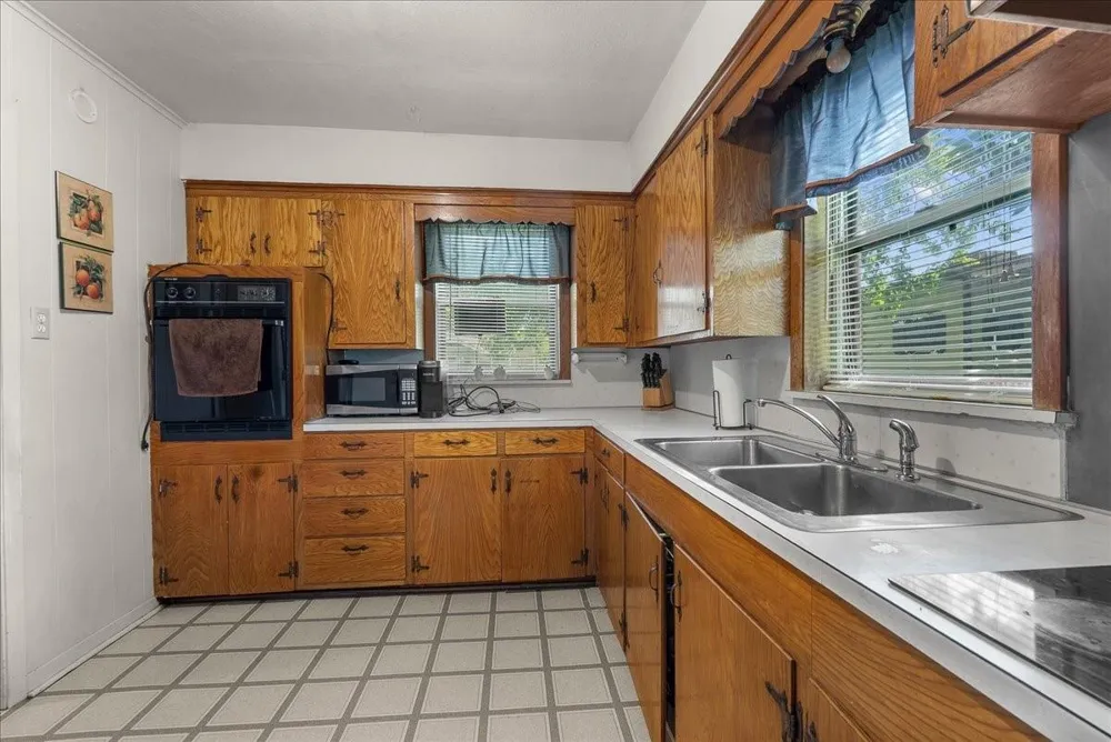 104 Avenue E Highlands, TX 77562