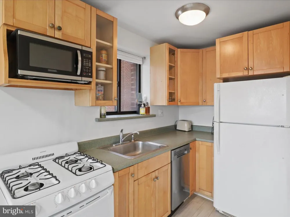 1581 COLONIAL TERRACE #201-X Arlington, VA 22209