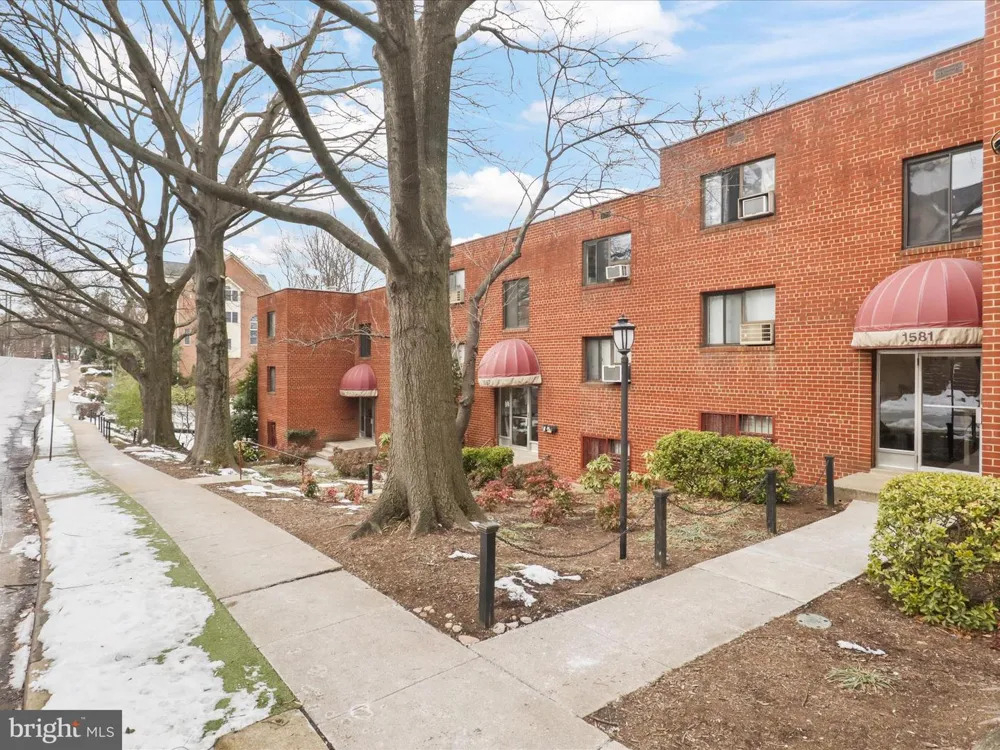 1581 COLONIAL TERRACE #201-X Arlington, VA 22209