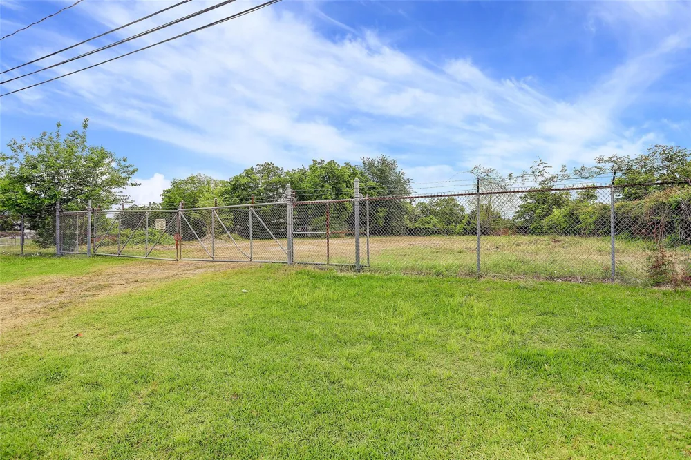 16534 Market Street Channelview, TX 77530