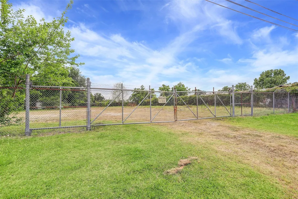 16534 Market Street Channelview, TX 77530