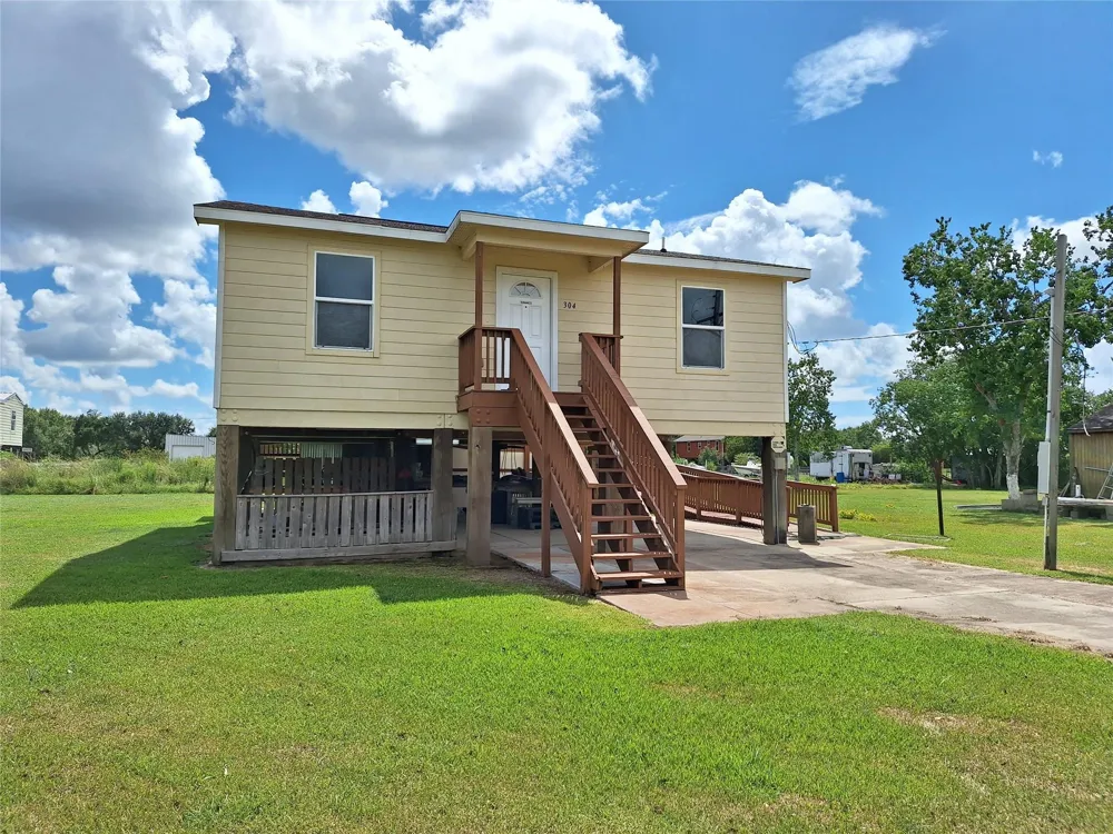 304 Bayside Drive Anahuac, TX 77514