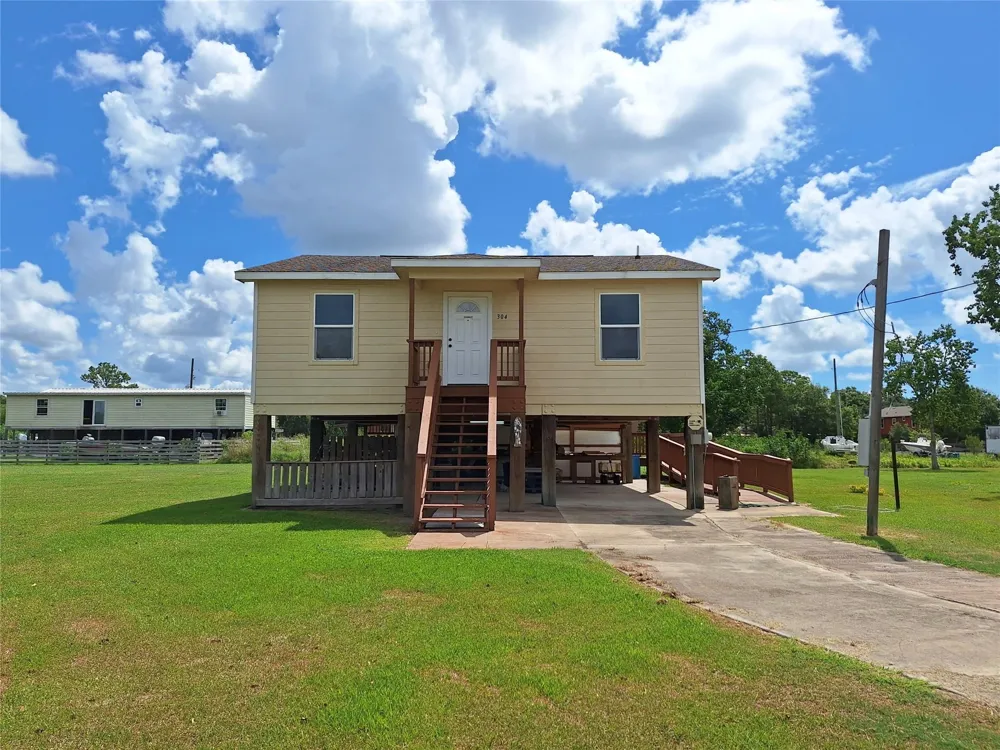 304 Bayside Drive Anahuac, TX 77514