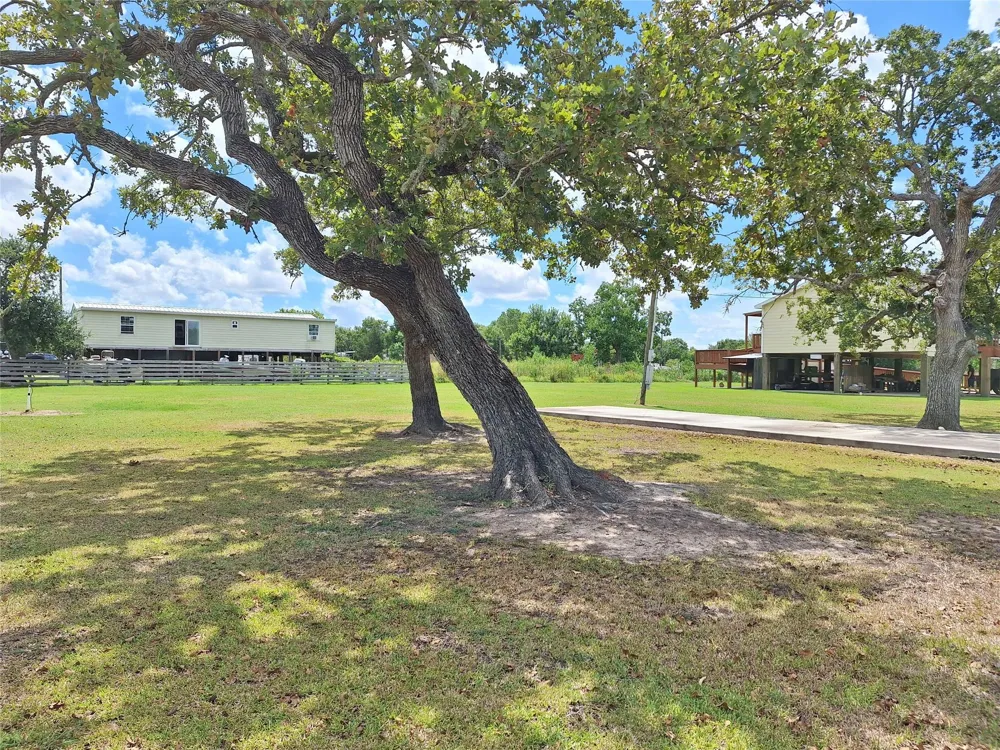 304 Bayside Drive Anahuac, TX 77514