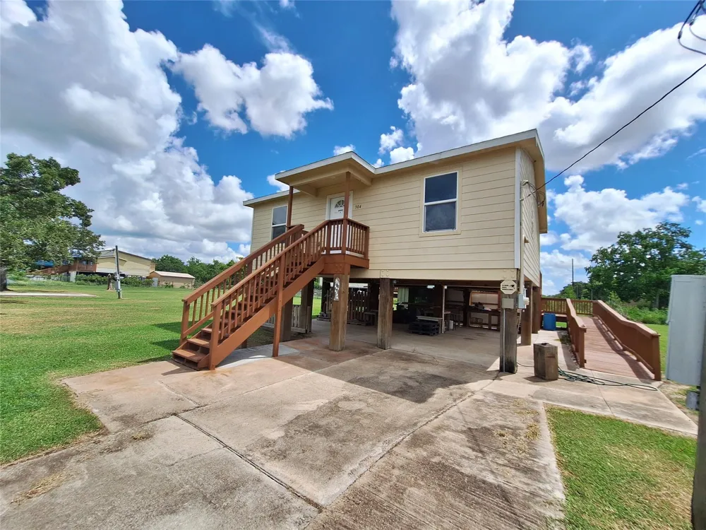 304 Bayside Drive Anahuac, TX 77514