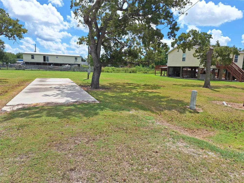 304 Bayside Drive Anahuac, TX 77514