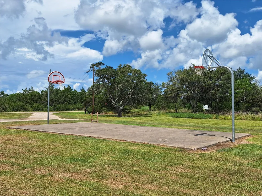 304 Bayside Drive Anahuac, TX 77514