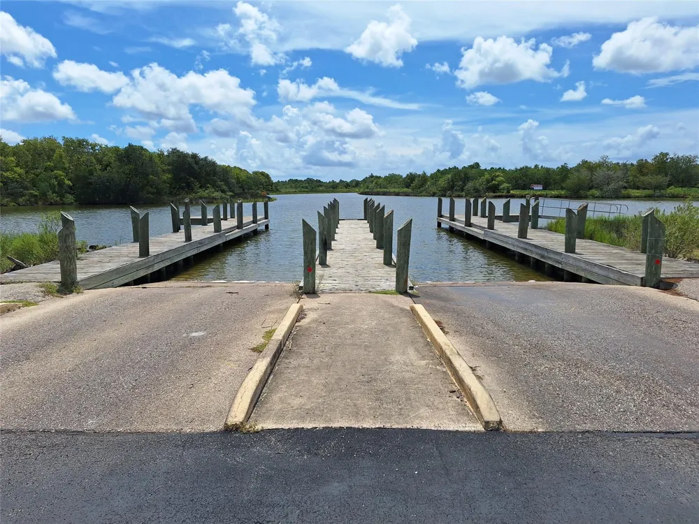 304 Bayside Drive Anahuac, TX 77514