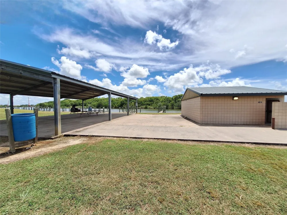 304 Bayside Drive Anahuac, TX 77514