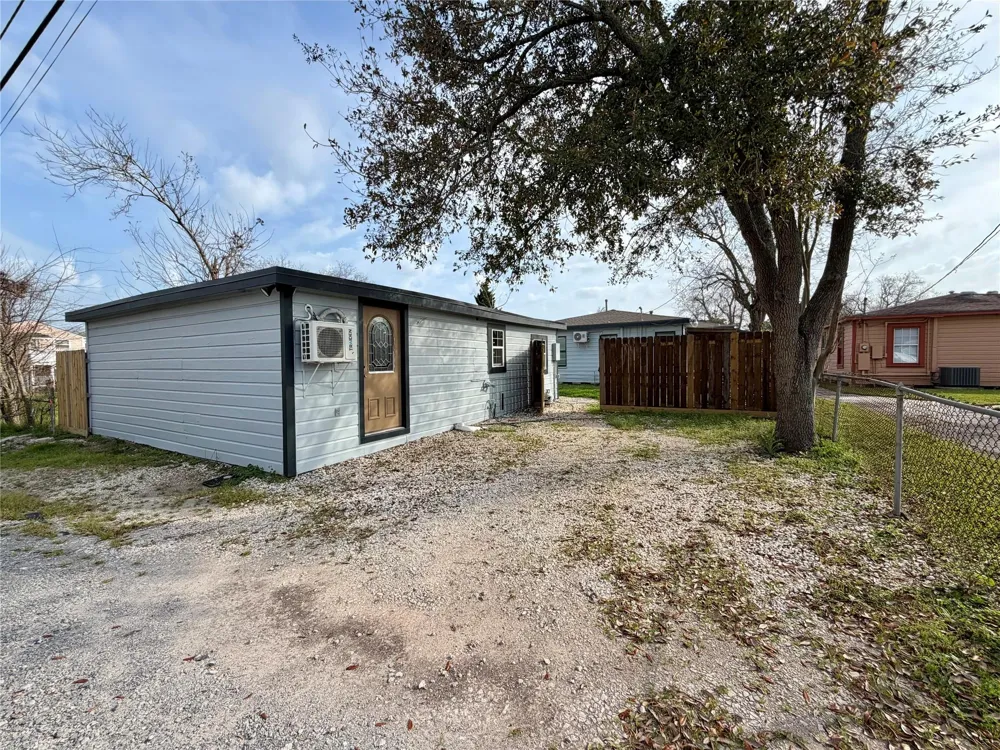 1214 W 5th Street Freeport, TX 77541