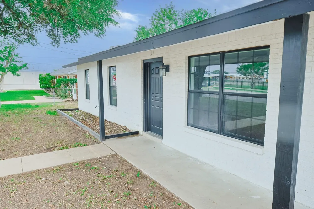 909 E Sarah Street Cuero, TX 77954