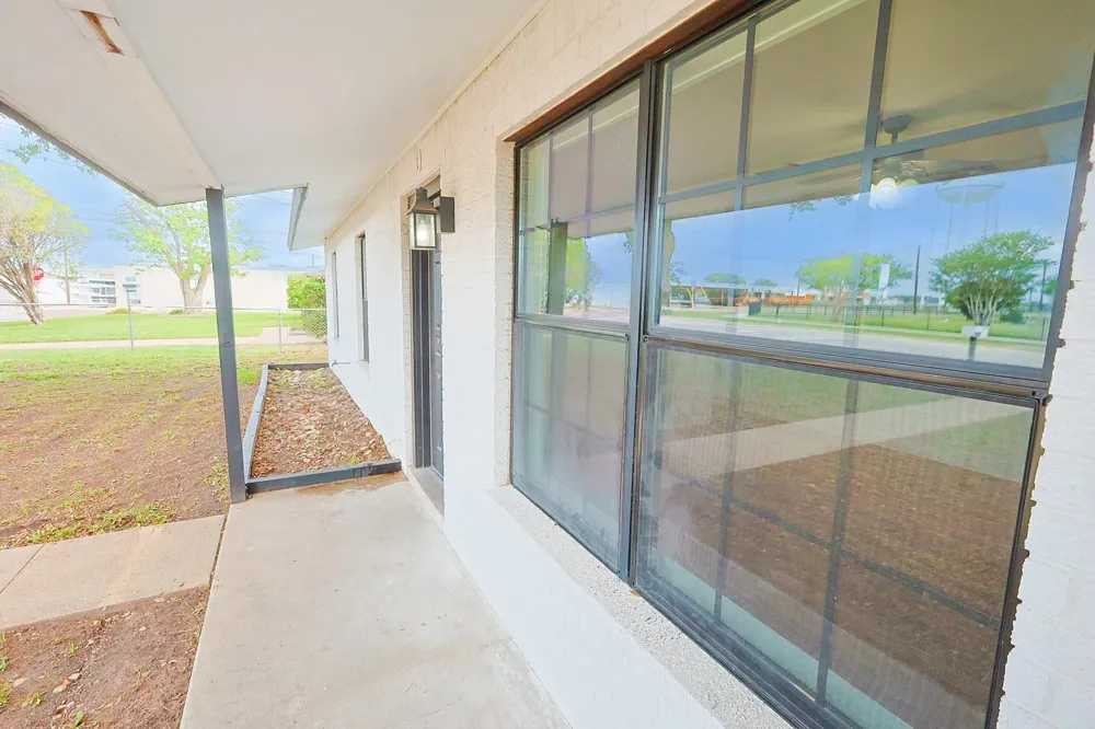 909 E Sarah Street Cuero, TX 77954