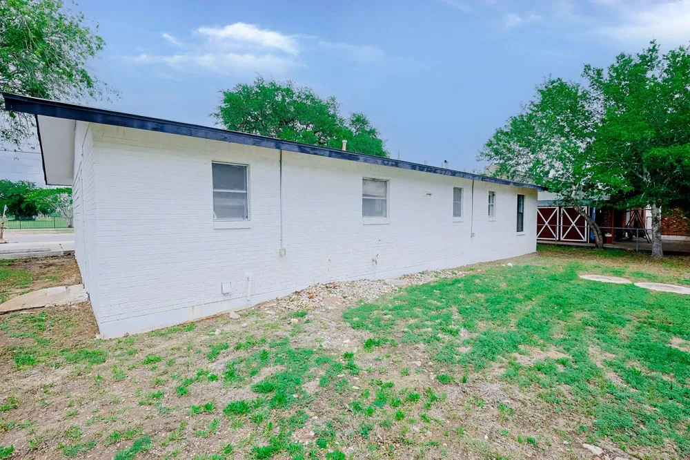 909 E Sarah Street Cuero, TX 77954