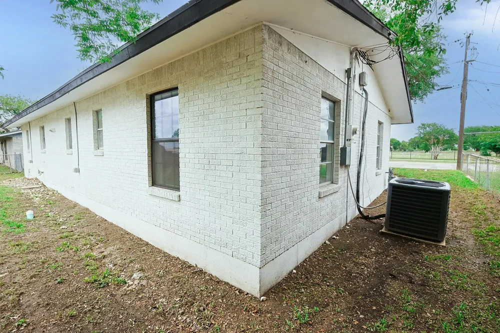 909 E Sarah Street Cuero, TX 77954