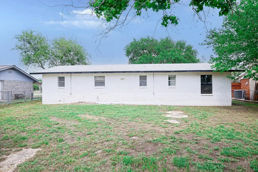 909 E Sarah Street Cuero, TX 77954