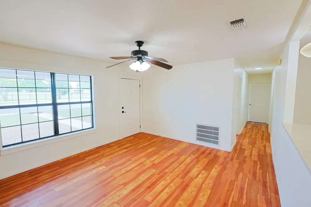 909 E Sarah Street Cuero, TX 77954