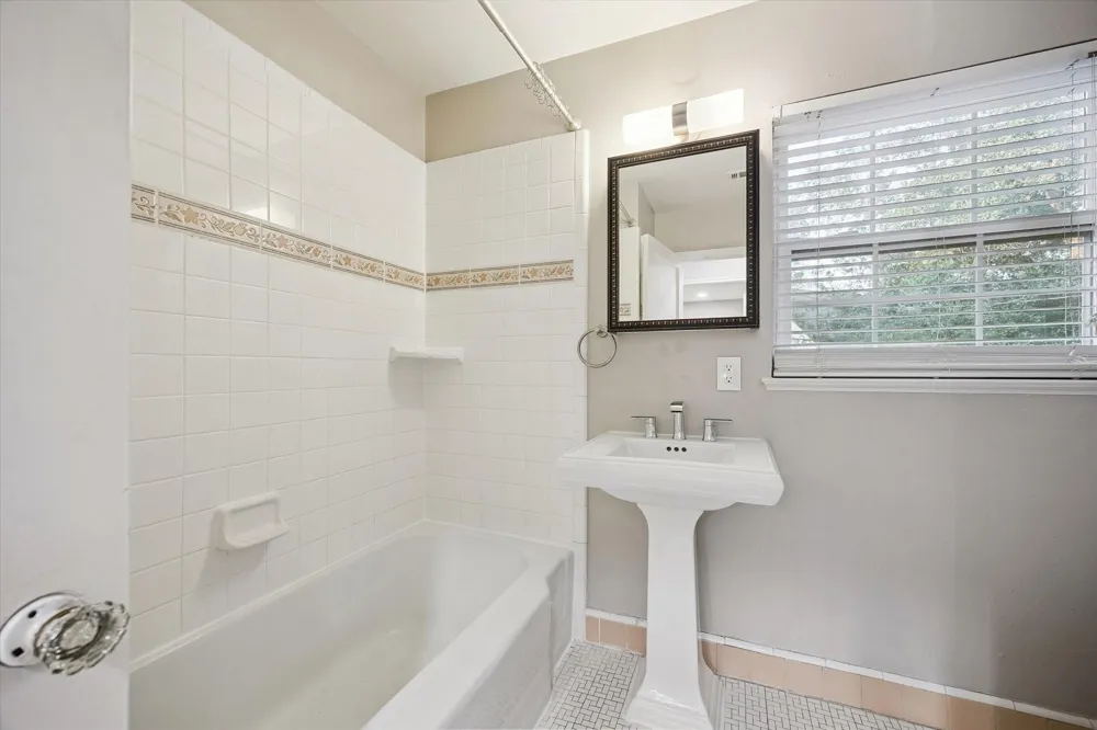 858 Azalea Street Houston, TX 77018