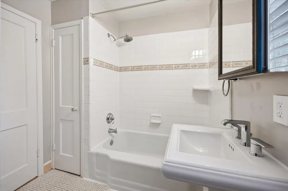 858 Azalea Street Houston, TX 77018