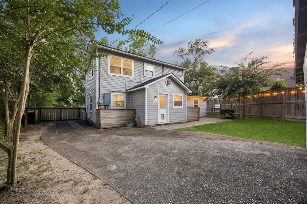 858 Azalea Street Houston, TX 77018