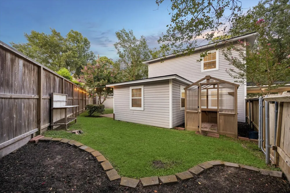 858 Azalea Street Houston, TX 77018
