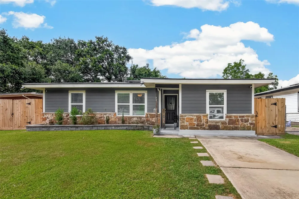 901 Temple Circle Hitchcock, TX 77563