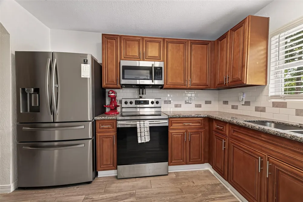 901 Temple Circle Hitchcock, TX 77563