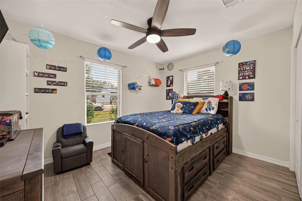 901 Temple Circle Hitchcock, TX 77563