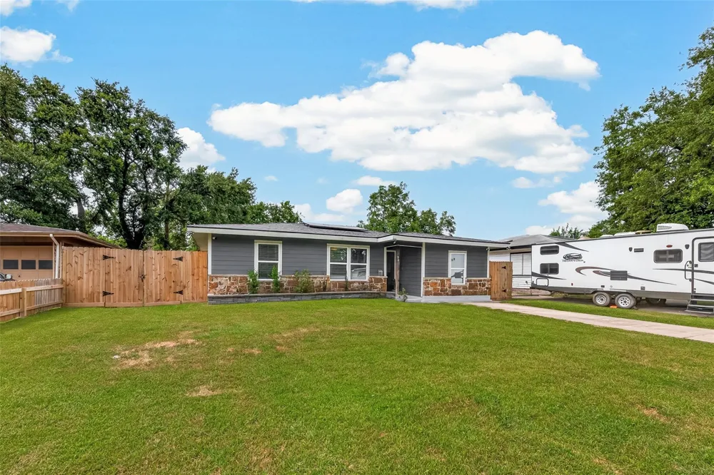901 Temple Circle Hitchcock, TX 77563