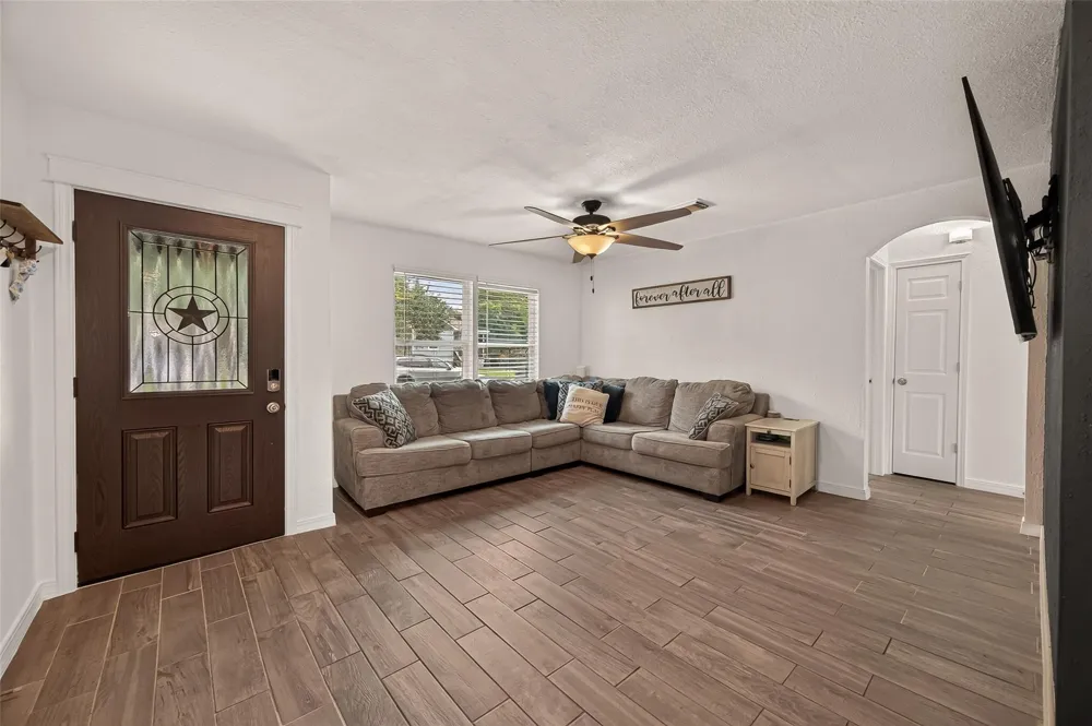 901 Temple Circle Hitchcock, TX 77563